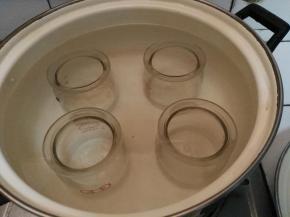 首先自制FLUFF棉花糖酸奶：将酸奶瓶放锅里煮二十分钟左右进行消毒