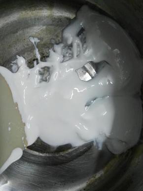 50克FLUFF棉花糖放小锅里（因棉花糖比较粘稠所以先把它称出来）