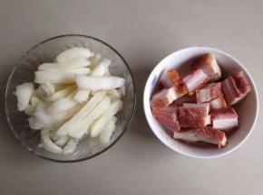 将柚皮柠干水分之后，切成条状，烧腩切成块状