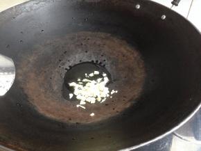 热锅下油下蒜蓉、姜蓉