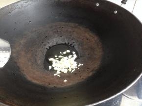 热锅下油下蒜蓉、姜蓉