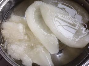 去涩最关键的就是去皮和浸泡，用刀去掉柚皮最外层，只留下白色部分，一定要剔除清楚。然后将柚皮放锅里，水开后煮5分钟，过冷水，拧干水分之后，再用冷水浸泡一天。中途换几次水可以了，换水的时候记得把柚皮拧干之后才换水。这是浸泡了一天的柚皮，有点透明，很好看呢
