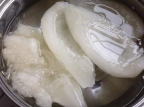 去涩最关键的就是去皮和浸泡，用刀去掉柚皮最外层，只留下白色部分，一定要剔除清楚。然后将柚皮放锅里，水开后煮5分钟，过冷水，拧干水分之后，再用冷水浸泡一天。中途换几次水可以了，换水的时候记得把柚皮拧干之后才换水。这是浸泡了一天的柚皮，有点透明，很好看呢