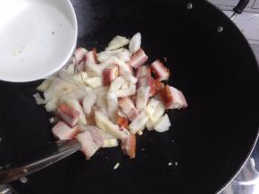 再加入水、酒和鲍鱼汁