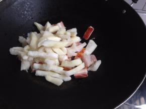 再加入柚皮，翻炒片刻之后加入盐、糖