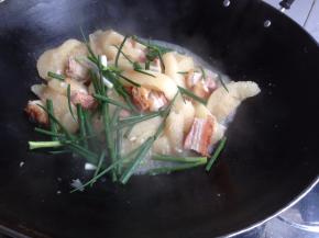 盖锅盖焖煮十来分钟，生粉勾芡加入，最后加入葱段