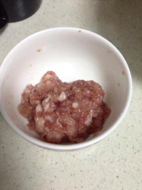 肉末加少许的油和盐，淀粉搅拌匀备用