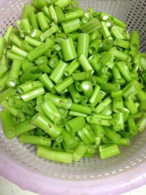 把菜梗洗净切小段。
