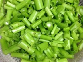 把菜梗洗净切小段。