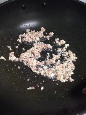 锅里倒入油，加入好肉末翻炒。