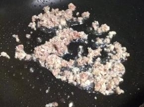 锅里倒入油，加入好肉末翻炒。