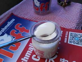 加了FLUFF棉花糖的酸奶相对要浓稠些，放冰箱冷藏后会更好吃，准备做水晶杯喽。。。。。。