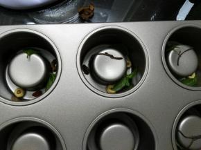 堡尔美克模具里放入自己喜欢的坚果、葡萄干、新鲜薄荷（事先用盐水浸泡5-10分钟）、玫瑰花（事先泡开）、盐渍樱花（事先用温水将盐味泡掉，要换几次水）等