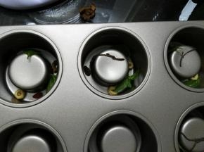 堡尔美克模具里放入自己喜欢的坚果、葡萄干、新鲜薄荷（事先用盐水浸泡5-10分钟）、玫瑰花（事先泡开）、盐渍樱花（事先用温水将盐味泡掉，要换几次水）等