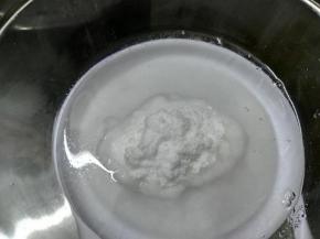 白凉粉与50克温水混合均匀