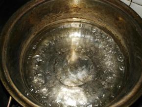 450克水中加细砂糖，放煤气灶上将细砂糖融化并烧开