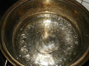 450克水中加细砂糖，放煤气灶上将细砂糖融化并烧开