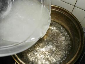 将白凉粉液倒入烧开的糖水中继续烧开1-2分钟
