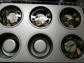 煮好后的白凉粉液静置3分钟，使温度降低，气泡减少。慢慢将凉粉液倒入堡尔美克模具至9分满，放冰箱冷藏一晚上