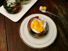 用刮刀在模具边上划一圈，将模具倒扣，慢慢拍打，漂亮的水晶杯就出模了，呵呵呵，这个水晶杯是脱模刀不小心将漂亮的水晶杯弄坏了，好遗憾，不过水晶杯里倒入FLUFF棉花糖做的酸奶，放上新鲜的黄桃味道还是不错的，哈哈哈。。。。。。