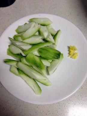 丝瓜去皮洗净，滚发切好备用。姜拍扁或切丝。