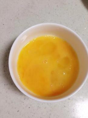 鸡蛋打到碗里，加少许盐搅拌匀