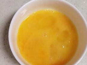 鸡蛋打到碗里，加少许盐搅拌匀