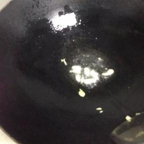 锅里倒入，加入姜炒香。