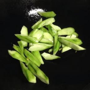 加入丝瓜翻炒