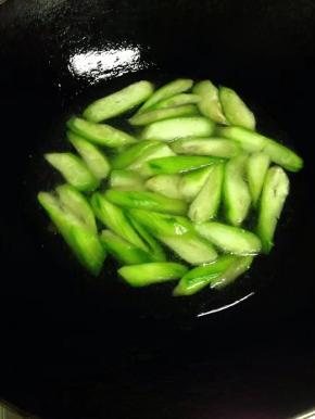 炒至软后，加入适量的清水。