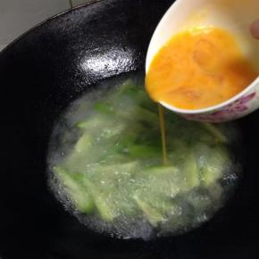 煮至水开后，加入蛋。用筷子搅拌散开。