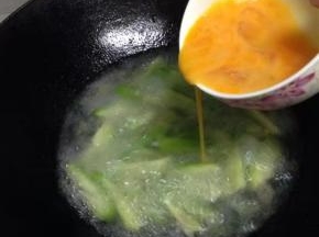 煮至水开后，加入蛋。用筷子搅拌散开。