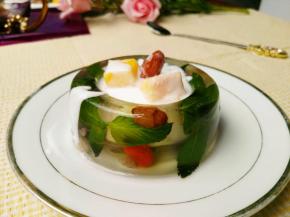 给大家看一个完整的水晶杯，不错吧？加上用FLUFF棉花糖做的酸奶和新鲜的黄桃，让原来晶莹剔透的水晶杯又增添了一份靓丽，喜欢的盆友不要迟疑，赶紧动手做起来吧。。。。。。