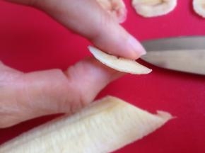 去皮后，将香蕉切成簿簿的一片
