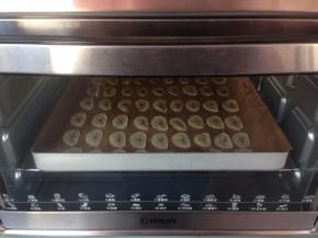 将烤盘放进预热到100度的东菱K30A烤箱最下层，先烤30分钟