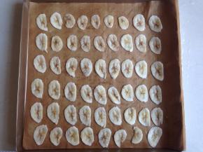 将切成簿片的香蕉，放在铺了耐高温布的法焙客烤盘上