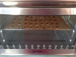 将烤架移到中间位置，继续烤10分钟