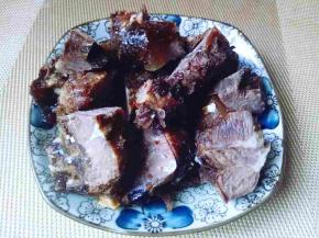 酱牛腱子切好(如果没有酱牛腱子，用牛肉的话也可以，那就将牛肉红烧至熟。)