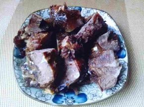 酱牛腱子切好(如果没有酱牛腱子，用牛肉的话也可以，那就将牛肉红烧至熟。)