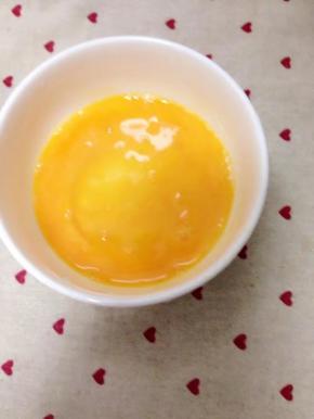 鸡蛋打到碗里，加少许盐搅拌匀