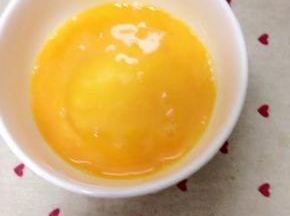 鸡蛋打到碗里，加少许盐搅拌匀