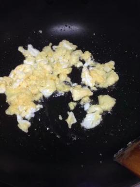 锅倒凉油，加入蛋鸡翻炒盛出备用。