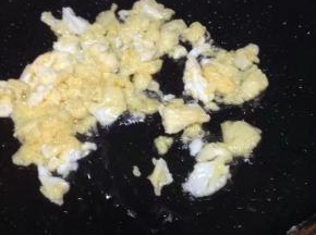 锅倒凉油，加入蛋鸡翻炒盛出备用。