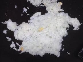 然后把米碗倒入锅里，加少量的水弄散翻炒。（这米饭是昨晚的，所以要放少许水，以免太干）