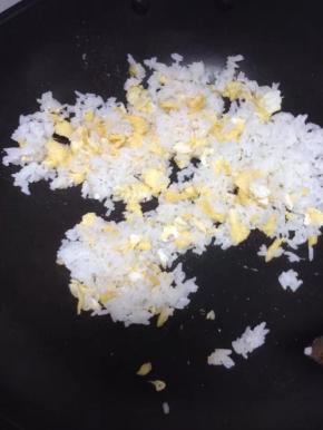 加入炒好的蛋鸡，继续翻炒。