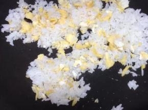 加入炒好的蛋鸡，继续翻炒。