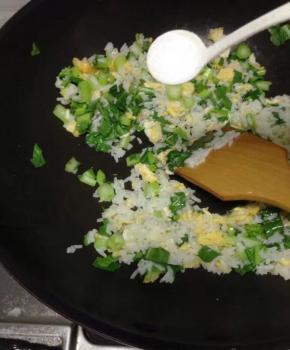 炒至菜心微软，加少许盐翻炒