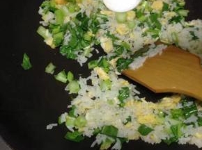 炒至菜心微软，加少许盐翻炒