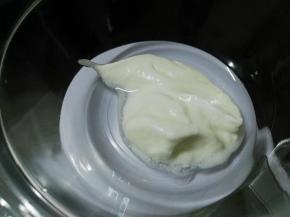 首先将酸奶倒入碗里。酸奶要尽量选择稠厚一些的（这里是自制酸奶），保持冷藏温度，不要提前拿出来。