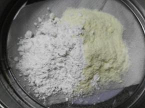 玉米淀粉和奶粉混合过一下筛（过筛可以让两种粉类混合得更均匀，同时可以将奶粉中可能存在的结块筛松）。